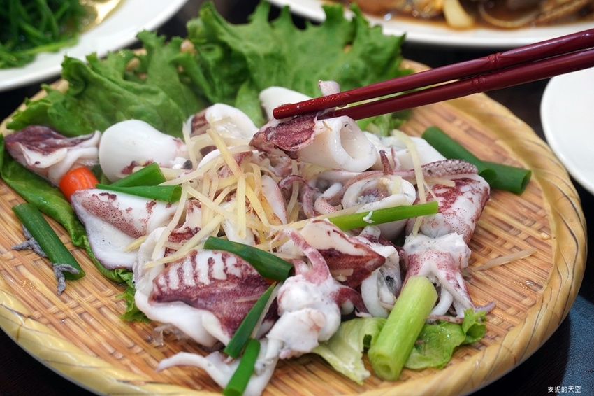 [新北野柳美食 阿杰萬里蟹]三點蟹x粄條超正點 最神的還有吻仔魚炒飯只要80元 高CP值平價海鮮餐廳 二樓還可以直接看海景 - 安妮的天空