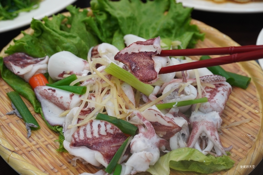 [新北野柳美食 阿杰萬里蟹]三點蟹x粄條超正點 最神的還有吻仔魚炒飯只要80元 高CP值平價海鮮餐廳 二樓還可以直接看海景 - 安妮的天空