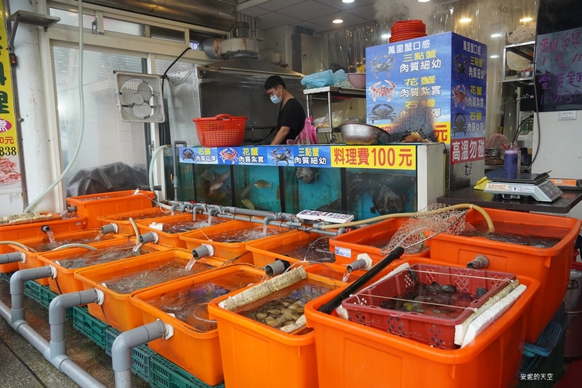 [新北野柳美食 阿杰萬里蟹]三點蟹x粄條超正點 最神的還有吻仔魚炒飯只要80元 高CP值平價海鮮餐廳 二樓還可以直接看海景 - 安妮的天空