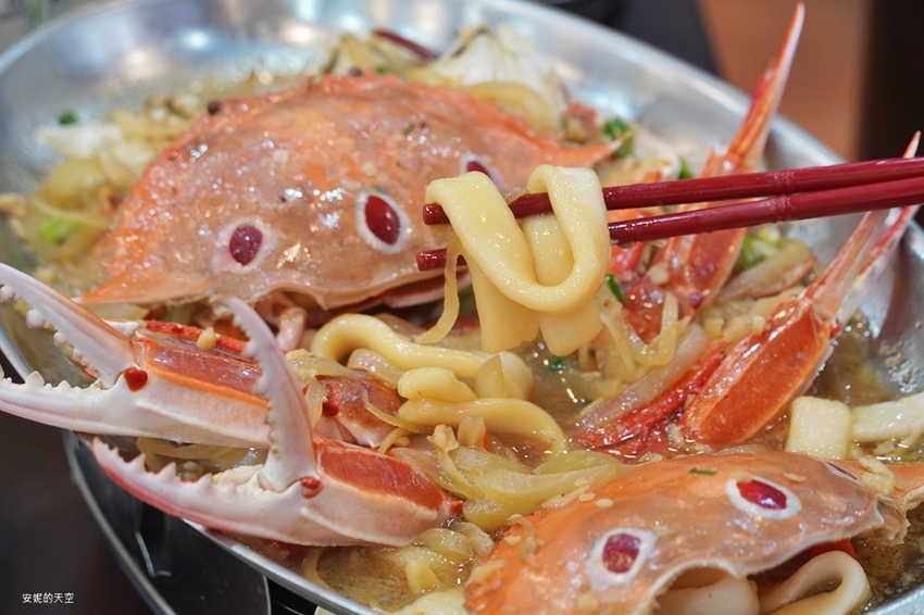 [新北野柳美食 阿杰萬里蟹]三點蟹x粄條超正點 最神的還有吻仔魚炒飯只要80元 高CP值平價海鮮餐廳 二樓還可以直接看海景 - 安妮的天空