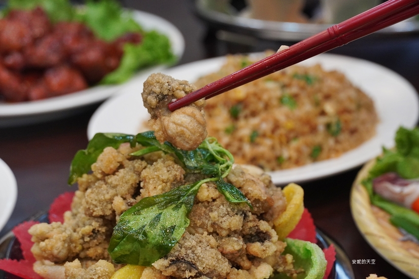 [新北野柳美食 阿杰萬里蟹]三點蟹x粄條超正點 最神的還有吻仔魚炒飯只要80元 高CP值平價海鮮餐廳 二樓還可以直接看海景 - 安妮的天空