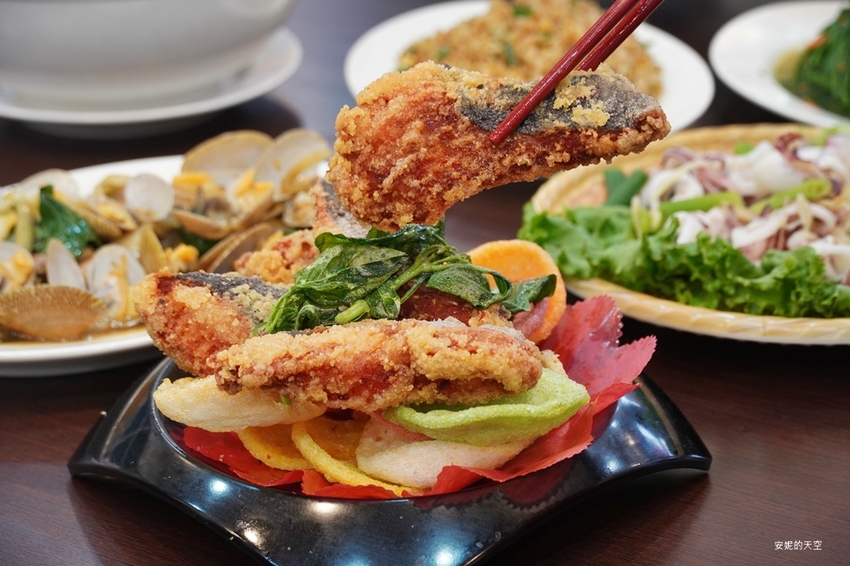 [新北野柳美食 阿杰萬里蟹]三點蟹x粄條超正點 最神的還有吻仔魚炒飯只要80元 高CP值平價海鮮餐廳 二樓還可以直接看海景 - 安妮的天空