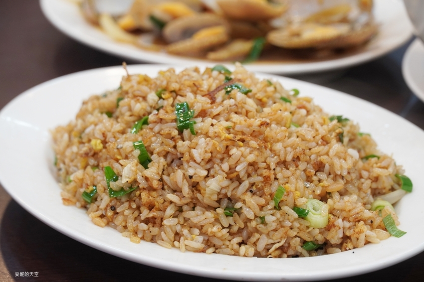 [新北野柳美食 阿杰萬里蟹]三點蟹x粄條超正點 最神的還有吻仔魚炒飯只要80元 高CP值平價海鮮餐廳 二樓還可以直接看海景 - 安妮的天空