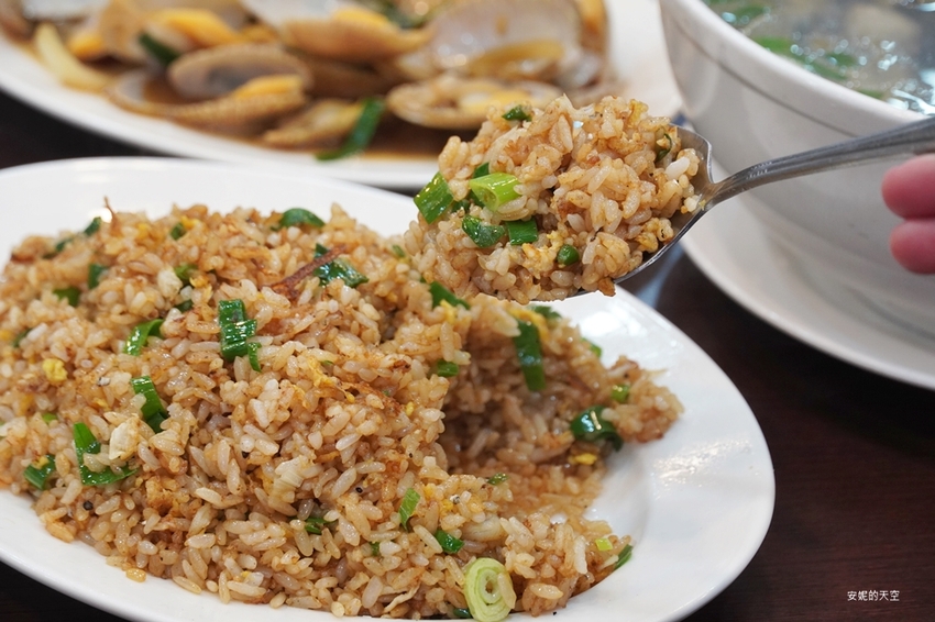 [新北野柳美食 阿杰萬里蟹]三點蟹x粄條超正點 最神的還有吻仔魚炒飯只要80元 高CP值平價海鮮餐廳 二樓還可以直接看海景 - 安妮的天空