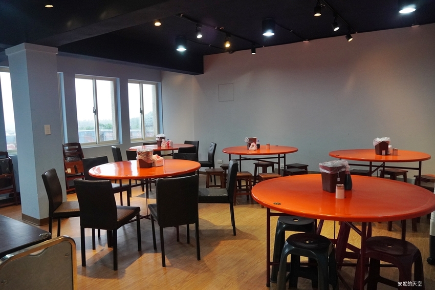 [新北野柳美食 阿杰萬里蟹]三點蟹x粄條超正點 最神的還有吻仔魚炒飯只要80元 高CP值平價海鮮餐廳 二樓還可以直接看海景 - 安妮的天空