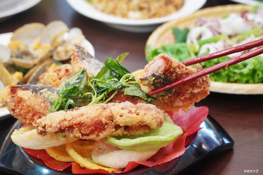 [新北野柳美食 阿杰萬里蟹]三點蟹x粄條超正點 最神的還有吻仔魚炒飯只要80元 高CP值平價海鮮餐廳 二樓還可以直接看海景 - 安妮的天空