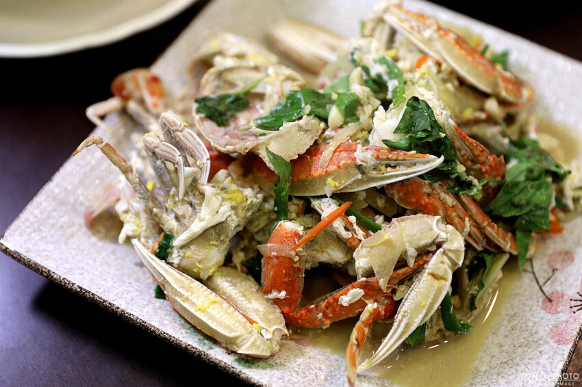 新北市萬里區螃蟹控必收！自家漁船直送保證新鮮！以斤計價透明公道 萬里吃蟹來這家準沒錯｜阿杰萬里蟹(野柳地質公園美食