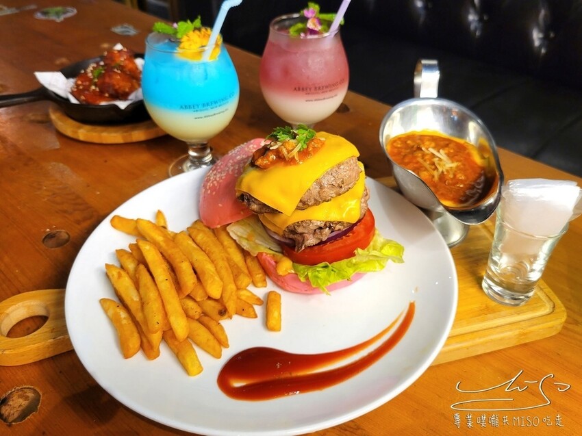 黑熊愛跳舞｜浮誇系熔岩漢堡，萬聖節吸睛馬卡龍漢堡，台北美式餐廳！台北大安近六張犁捷運站！MOON BEAR LO