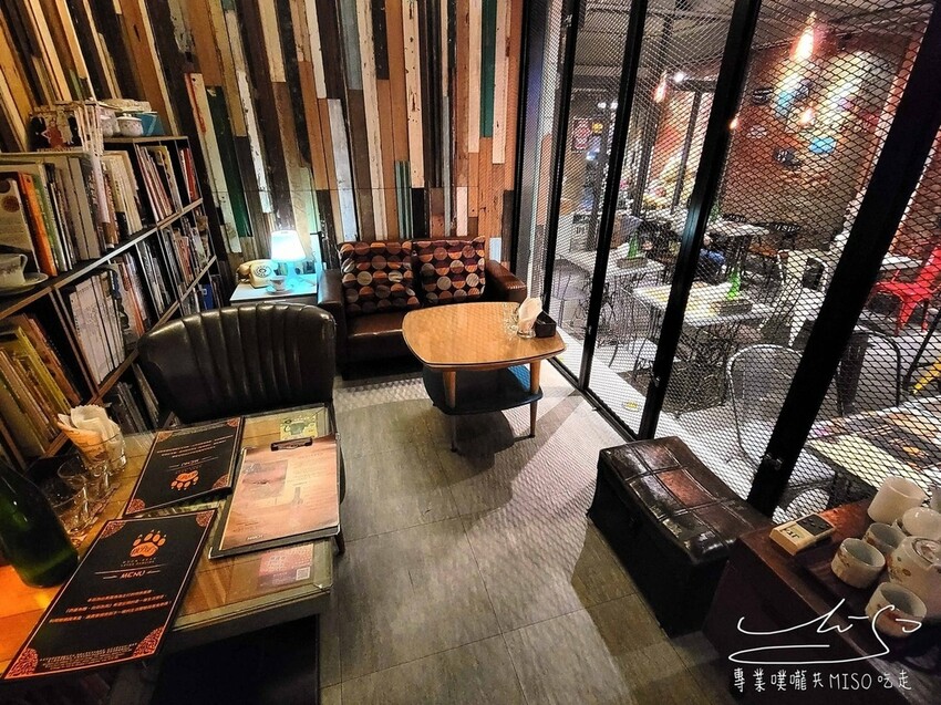 黑熊愛跳舞｜浮誇系熔岩漢堡，萬聖節吸睛馬卡龍漢堡，台北美式餐廳！台北大安近六張犁捷運站！MOON BEAR LO