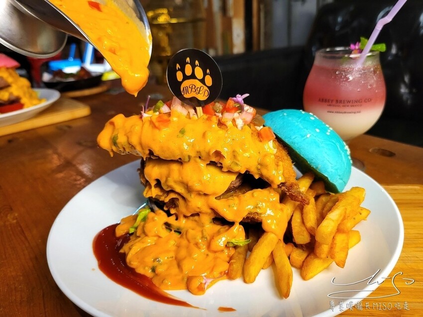 黑熊愛跳舞｜浮誇系熔岩漢堡，萬聖節吸睛馬卡龍漢堡，台北美式餐廳！台北大安近六張犁捷運站！MOON BEAR LO