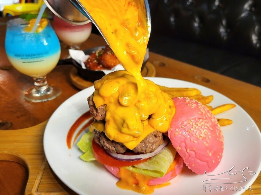 黑熊愛跳舞｜浮誇系熔岩漢堡，萬聖節吸睛馬卡龍漢堡，台北美式餐廳！台北大安近六張犁捷運站！MOON BEAR LO