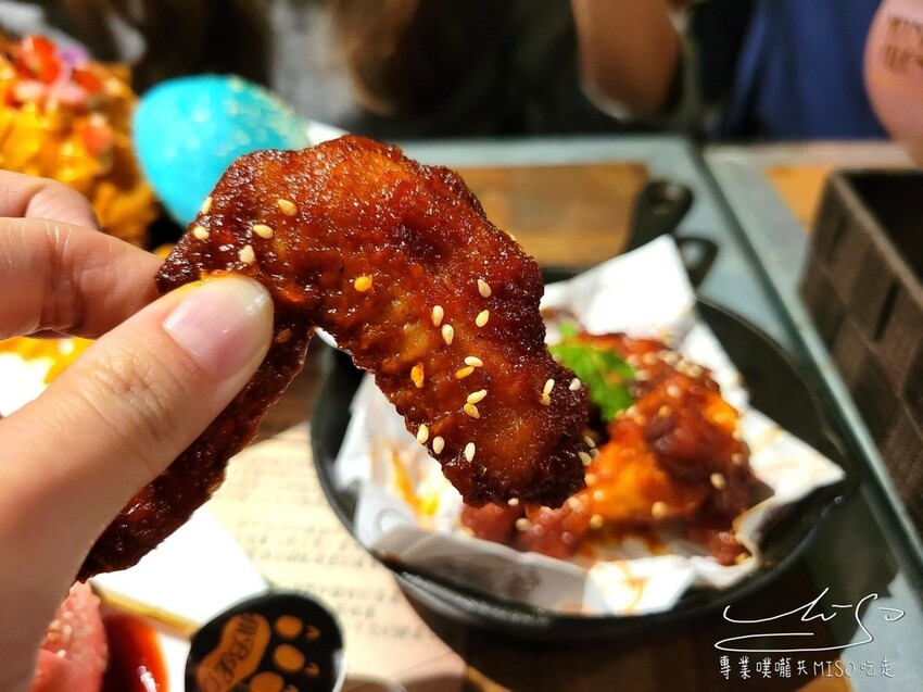 黑熊愛跳舞｜浮誇系熔岩漢堡，萬聖節吸睛馬卡龍漢堡，台北美式餐廳！台北大安近六張犁捷運站！MOON BEAR LO