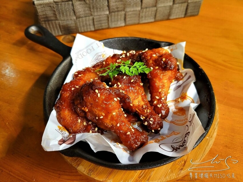 黑熊愛跳舞｜浮誇系熔岩漢堡，萬聖節吸睛馬卡龍漢堡，台北美式餐廳！台北大安近六張犁捷運站！MOON BEAR LO