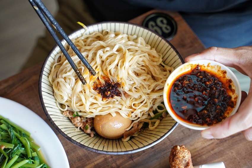 『靖媽廚房．食來運轉』主打天然無添加牛肉麵，使用大量新鮮蔬果、牛骨、辛香料下去細火慢煮，喝一口就停不下來！招牌五行水餃、雞蛋乾意麵也是推薦必點～ - 阿華田的美食日記