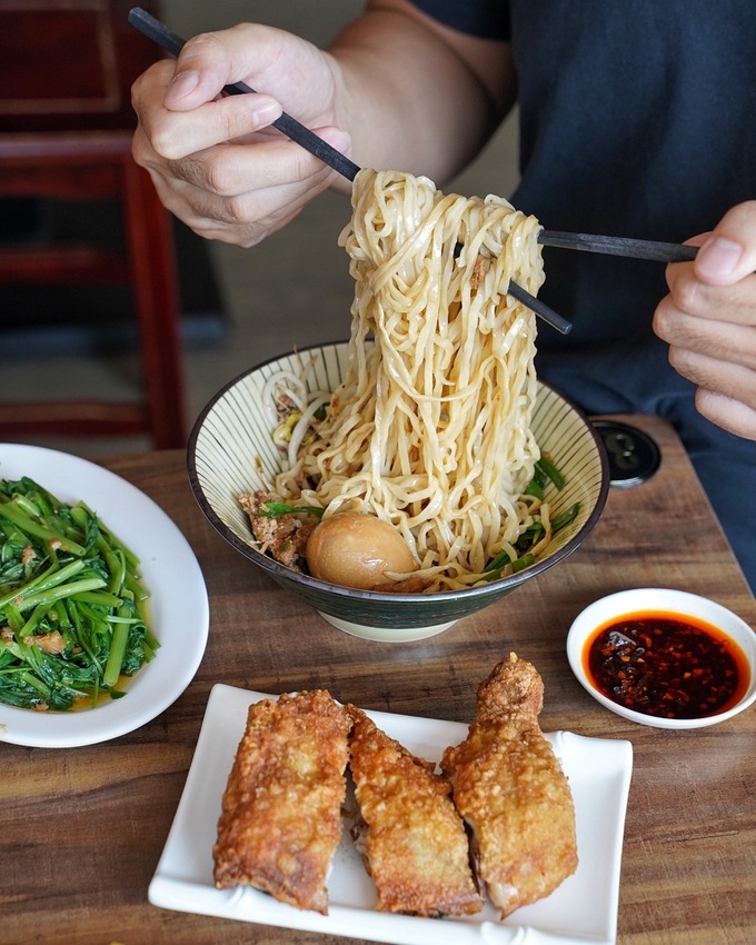 『靖媽廚房．食來運轉』主打天然無添加牛肉麵，使用大量新鮮蔬果、牛骨、辛香料下去細火慢煮，喝一口就停不下來！招牌五行水餃、雞蛋乾意麵也是推薦必點～ - 阿華田的美食日記