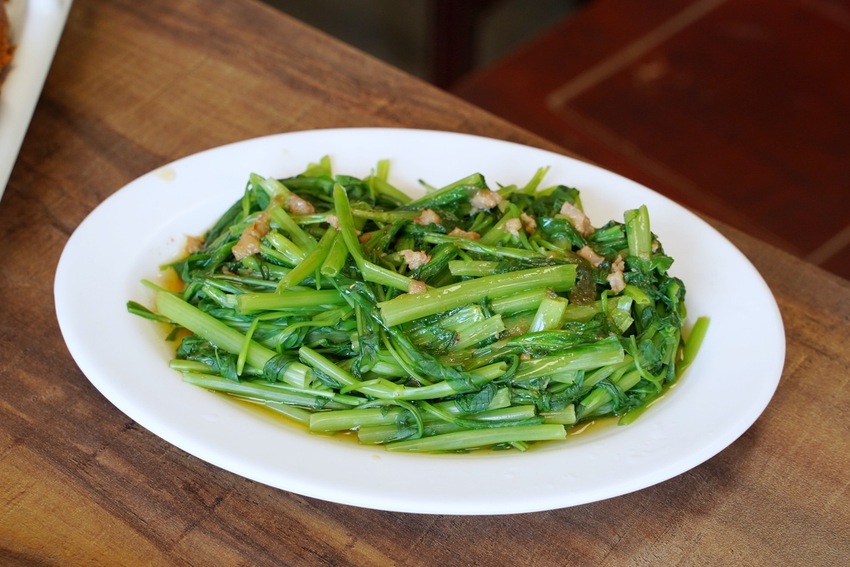 『靖媽廚房．食來運轉』主打天然無添加牛肉麵，使用大量新鮮蔬果、牛骨、辛香料下去細火慢煮，喝一口就停不下來！招牌五行水餃、雞蛋乾意麵也是推薦必點～ - 阿華田的美食日記