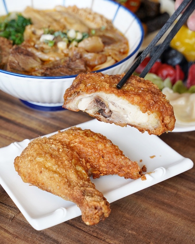 『靖媽廚房．食來運轉』主打天然無添加牛肉麵，使用大量新鮮蔬果、牛骨、辛香料下去細火慢煮，喝一口就停不下來！招牌五行水餃、雞蛋乾意麵也是推薦必點～ - 阿華田的美食日記