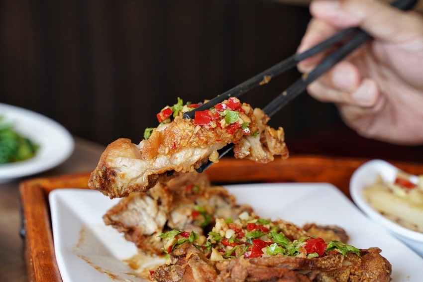 『靖媽廚房．食來運轉』主打天然無添加牛肉麵，使用大量新鮮蔬果、牛骨、辛香料下去細火慢煮，喝一口就停不下來！招牌五行水餃、雞蛋乾意麵也是推薦必點～ - 阿華田的美食日記