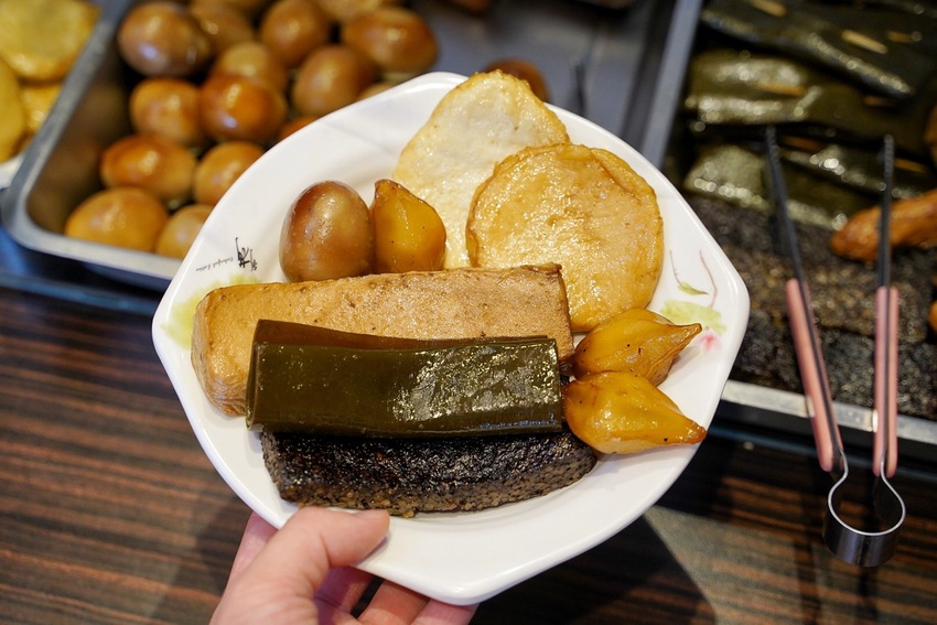 『靖媽廚房．食來運轉』主打天然無添加牛肉麵，使用大量新鮮蔬果、牛骨、辛香料下去細火慢煮，喝一口就停不下來！招牌五行水餃、雞蛋乾意麵也是推薦必點～ - 阿華田的美食日記