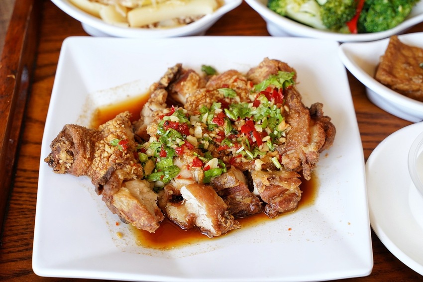 『靖媽廚房．食來運轉』主打天然無添加牛肉麵，使用大量新鮮蔬果、牛骨、辛香料下去細火慢煮，喝一口就停不下來！招牌五行水餃、雞蛋乾意麵也是推薦必點～ - 阿華田的美食日記