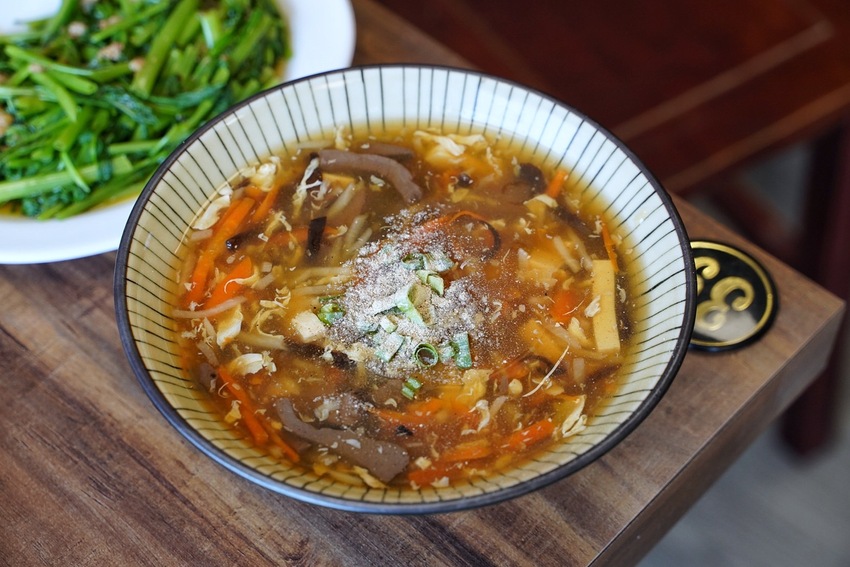 『靖媽廚房．食來運轉』主打天然無添加牛肉麵，使用大量新鮮蔬果、牛骨、辛香料下去細火慢煮，喝一口就停不下來！招牌五行水餃、雞蛋乾意麵也是推薦必點～ - 阿華田的美食日記