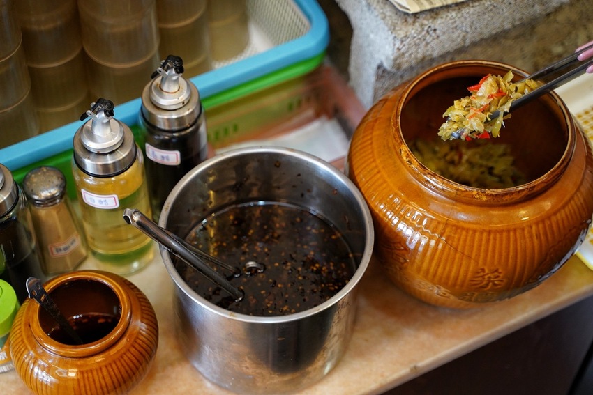 『靖媽廚房．食來運轉』主打天然無添加牛肉麵，使用大量新鮮蔬果、牛骨、辛香料下去細火慢煮，喝一口就停不下來！招牌五行水餃、雞蛋乾意麵也是推薦必點～ - 阿華田的美食日記