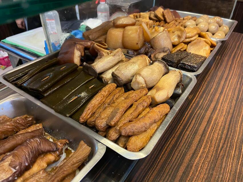 『靖媽廚房．食來運轉』主打天然無添加牛肉麵，使用大量新鮮蔬果、牛骨、辛香料下去細火慢煮，喝一口就停不下來！招牌五行水餃、雞蛋乾意麵也是推薦必點～ - 阿華田的美食日記