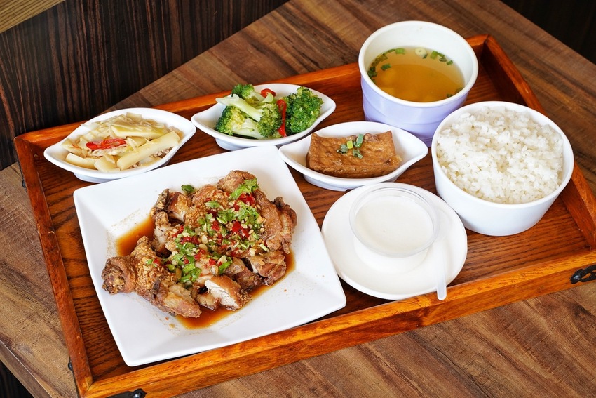 『靖媽廚房．食來運轉』主打天然無添加牛肉麵，使用大量新鮮蔬果、牛骨、辛香料下去細火慢煮，喝一口就停不下來！招牌五行水餃、雞蛋乾意麵也是推薦必點～ - 阿華田的美食日記