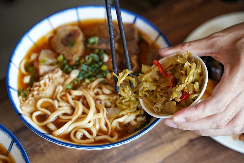 『靖媽廚房．食來運轉』主打天然無添加牛肉麵，使用大量新鮮蔬果、牛骨、辛香料下去細火慢煮，喝一口就停不下來！招牌五行水餃、雞蛋乾意麵也是推薦必點～ - 阿華田的美食日記