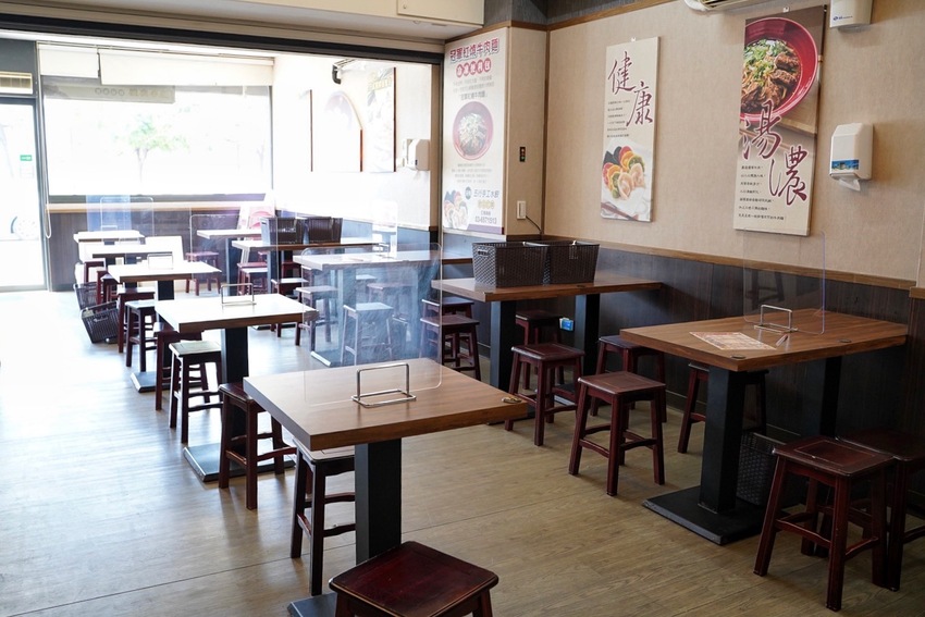 『靖媽廚房．食來運轉』主打天然無添加牛肉麵，使用大量新鮮蔬果、牛骨、辛香料下去細火慢煮，喝一口就停不下來！招牌五行水餃、雞蛋乾意麵也是推薦必點～ - 阿華田的美食日記