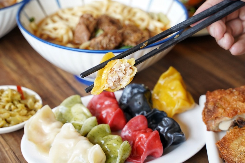 『靖媽廚房．食來運轉』主打天然無添加牛肉麵，使用大量新鮮蔬果、牛骨、辛香料下去細火慢煮，喝一口就停不下來！招牌五行水餃、雞蛋乾意麵也是推薦必點～ - 阿華田的美食日記