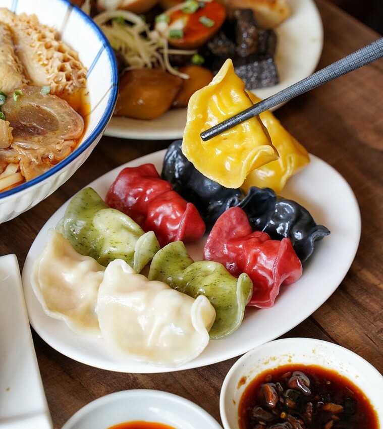 『靖媽廚房．食來運轉』主打天然無添加牛肉麵，使用大量新鮮蔬果、牛骨、辛香料下去細火慢煮，喝一口就停不下來！招牌五行水餃、雞蛋乾意麵也是推薦必點～ - 阿華田的美食日記