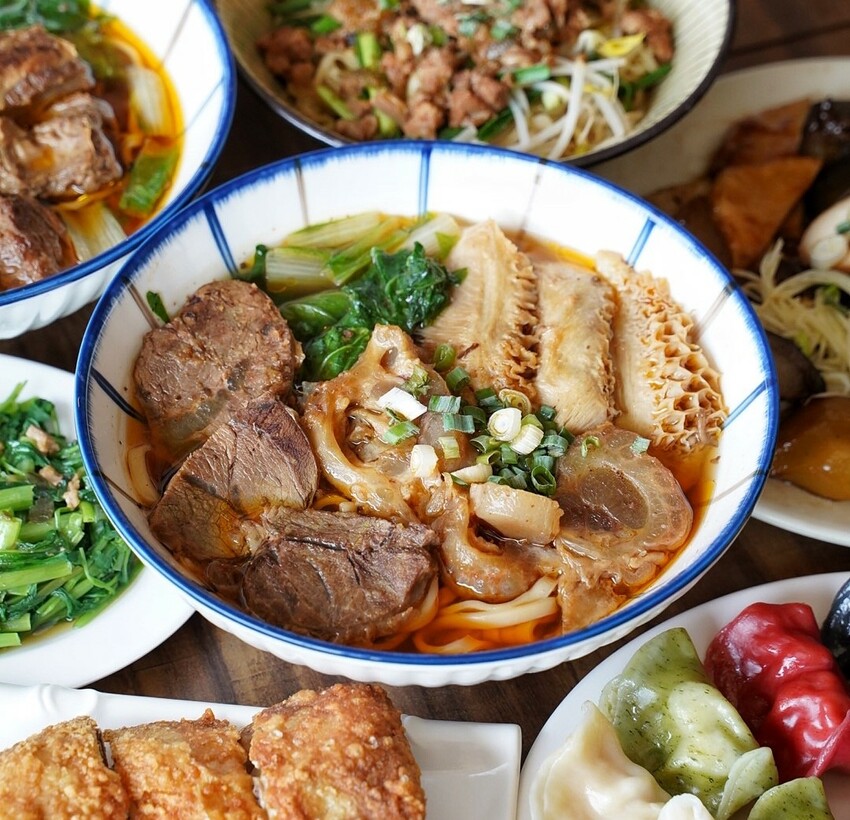 『靖媽廚房．食來運轉』主打天然無添加牛肉麵，使用大量新鮮蔬果、牛骨、辛香料下去細火慢煮，喝一口就停不下來！招牌五行水餃、雞蛋乾意麵也是推薦必點～ - 阿華田的美食日記