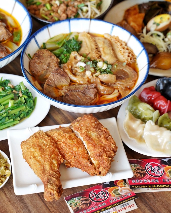 『靖媽廚房．食來運轉』主打天然無添加牛肉麵，使用大量新鮮蔬果、牛骨、辛香料下去細火慢煮，喝一口就停不下來！招牌五行水餃、雞蛋乾意麵也是推薦必點～ - 阿華田的美食日記