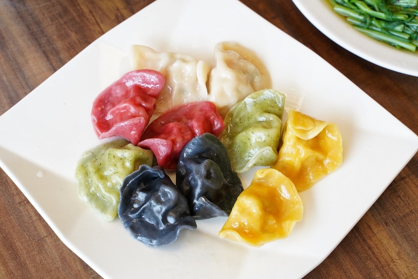 『靖媽廚房．食來運轉』主打天然無添加牛肉麵，使用大量新鮮蔬果、牛骨、辛香料下去細火慢煮，喝一口就停不下來！招牌五行水餃、雞蛋乾意麵也是推薦必點～ - 阿華田的美食日記