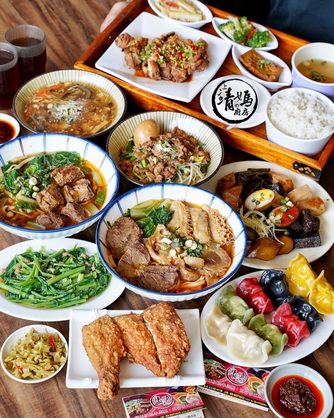 『靖媽廚房．食來運轉』主打天然無添加牛肉麵，使用大量新鮮蔬果、牛骨、辛香料下去細火慢煮，喝一口就停不下來！招牌五行水餃、雞蛋乾意麵也是推薦必點～ - 阿華田的美食日記