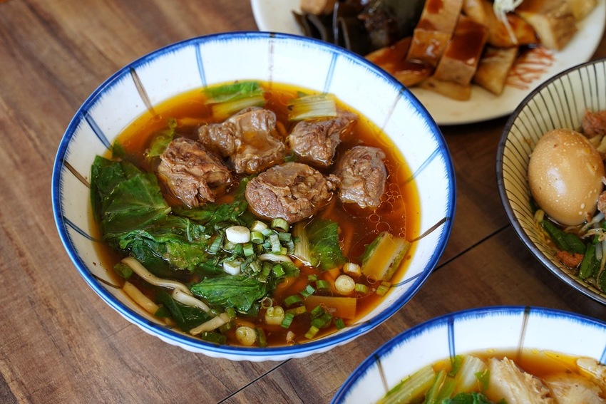 『靖媽廚房．食來運轉』主打天然無添加牛肉麵，使用大量新鮮蔬果、牛骨、辛香料下去細火慢煮，喝一口就停不下來！招牌五行水餃、雞蛋乾意麵也是推薦必點～ - 阿華田的美食日記