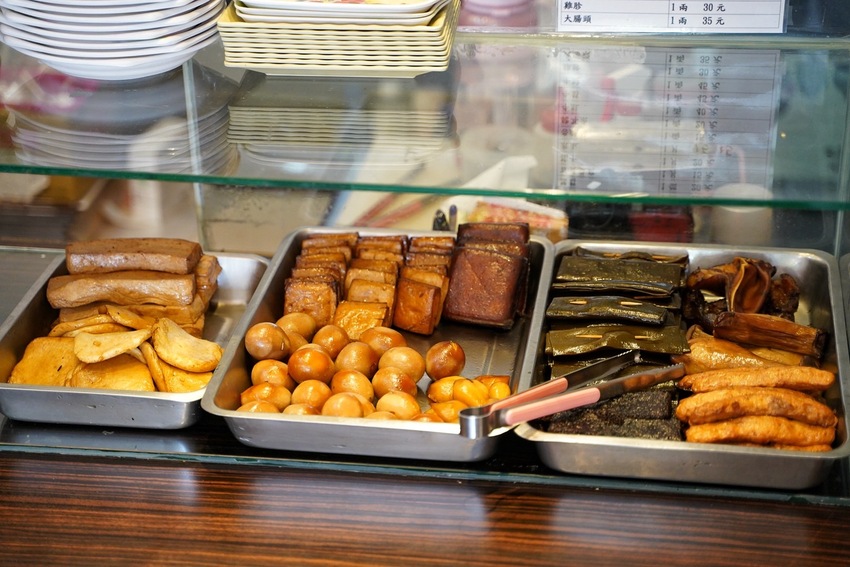 『靖媽廚房．食來運轉』主打天然無添加牛肉麵，使用大量新鮮蔬果、牛骨、辛香料下去細火慢煮，喝一口就停不下來！招牌五行水餃、雞蛋乾意麵也是推薦必點～ - 阿華田的美食日記