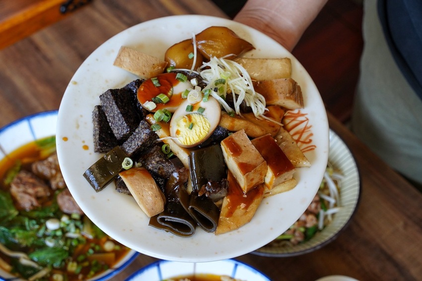 『靖媽廚房．食來運轉』主打天然無添加牛肉麵，使用大量新鮮蔬果、牛骨、辛香料下去細火慢煮，喝一口就停不下來！招牌五行水餃、雞蛋乾意麵也是推薦必點～ - 阿華田的美食日記