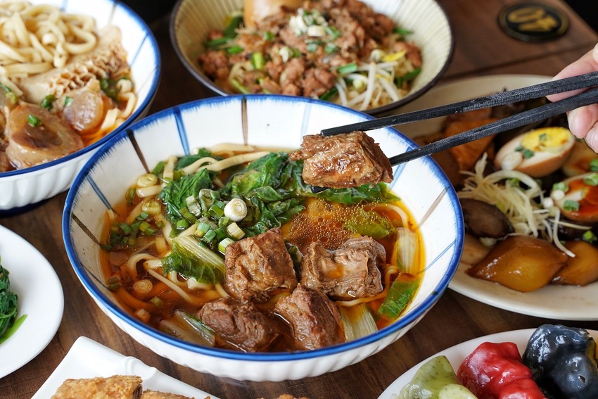 『靖媽廚房．食來運轉』主打天然無添加牛肉麵，使用大量新鮮蔬果、牛骨、辛香料下去細火慢煮，喝一口就停不下來！招牌五行水餃、雞蛋乾意麵也是推薦必點～ - 阿華田的美食日記