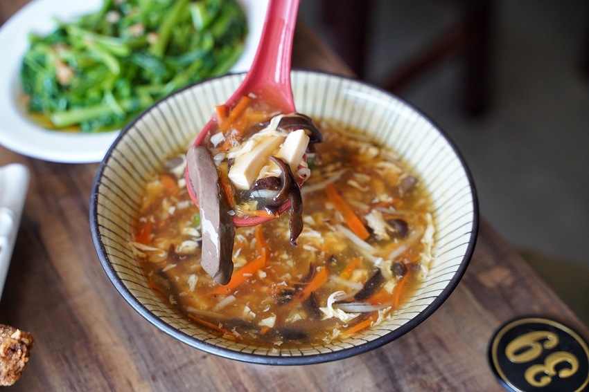 『靖媽廚房．食來運轉』主打天然無添加牛肉麵，使用大量新鮮蔬果、牛骨、辛香料下去細火慢煮，喝一口就停不下來！招牌五行水餃、雞蛋乾意麵也是推薦必點～ - 阿華田的美食日記