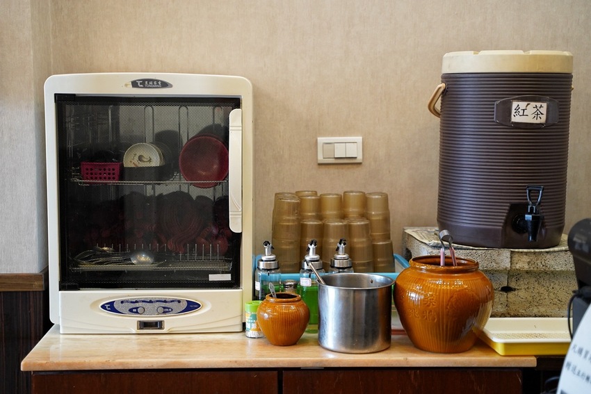 『靖媽廚房．食來運轉』主打天然無添加牛肉麵，使用大量新鮮蔬果、牛骨、辛香料下去細火慢煮，喝一口就停不下來！招牌五行水餃、雞蛋乾意麵也是推薦必點～ - 阿華田的美食日記