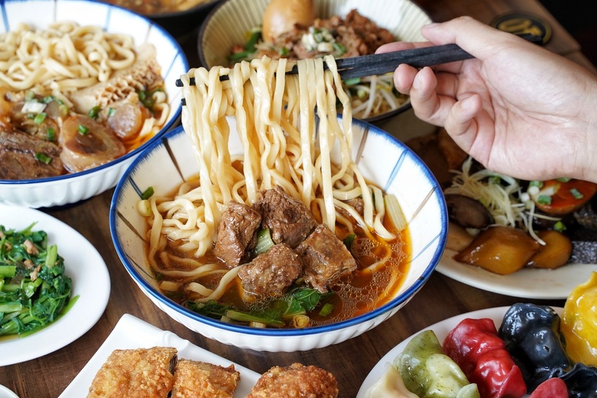 『靖媽廚房．食來運轉』主打天然無添加牛肉麵，使用大量新鮮蔬果、牛骨、辛香料下去細火慢煮，喝一口就停不下來！招牌五行水餃、雞蛋乾意麵也是推薦必點～ - 阿華田的美食日記