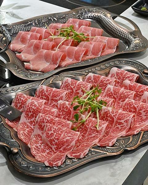 花花世界鍋物WHATSWORLDresort∥左營區美食∥浮誇華麗龍蝦海鮮套餐∥叢林風用餐環境∥打卡送鮮蠔或哈根達斯