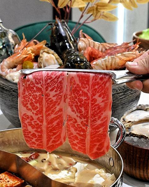 花花世界鍋物WHATSWORLDresort∥左營區美食∥浮誇華麗龍蝦海鮮套餐∥叢林風用餐環境∥打卡送鮮蠔或哈根達斯