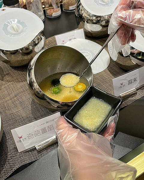 花花世界鍋物WHATSWORLDresort∥左營區美食∥浮誇華麗龍蝦海鮮套餐∥叢林風用餐環境∥打卡送鮮蠔或哈根達斯