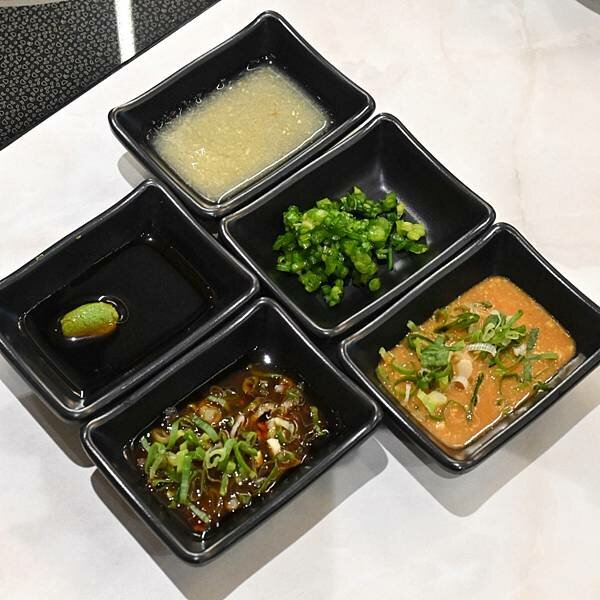 花花世界鍋物WHATSWORLDresort∥左營區美食∥浮誇華麗龍蝦海鮮套餐∥叢林風用餐環境∥打卡送鮮蠔或哈根達斯