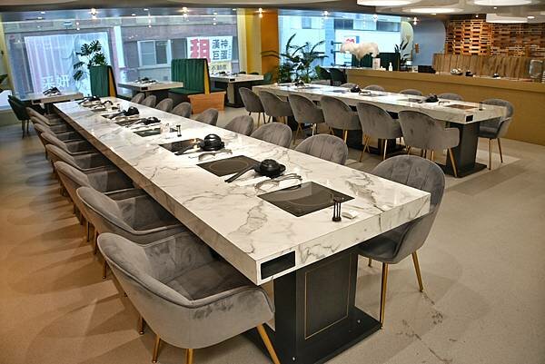 花花世界鍋物WHATSWORLDresort∥左營區美食∥浮誇華麗龍蝦海鮮套餐∥叢林風用餐環境∥打卡送鮮蠔或哈根達斯