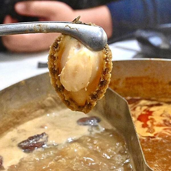 花花世界鍋物WHATSWORLDresort∥左營區美食∥浮誇華麗龍蝦海鮮套餐∥叢林風用餐環境∥打卡送鮮蠔或哈根達斯