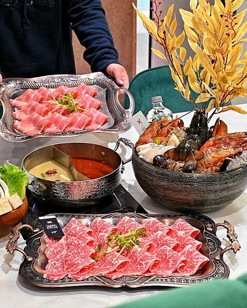 花花世界鍋物WHATSWORLDresort∥左營區美食∥浮誇華麗龍蝦海鮮套餐∥叢林風用餐環境∥打卡送鮮蠔或哈根達斯